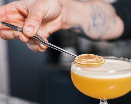 preparare-un-cocktail-rinfrescante-in-un-bar_23-2148176757